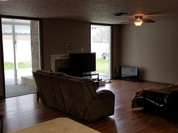 2nd image of 303 Redwood Dr