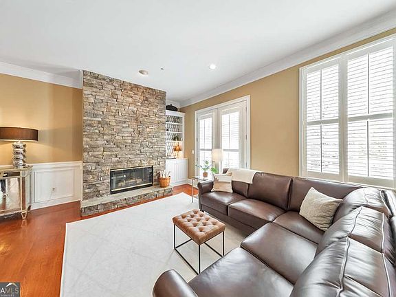 3rd image of 1043 Emory Parc Pl