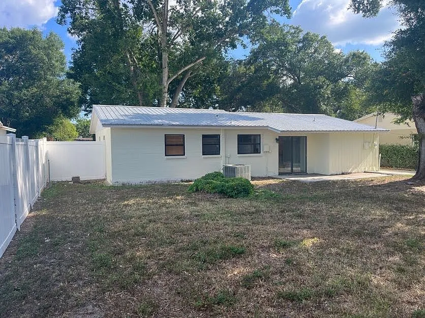 3 bed, 915 sqft, $1,595 — Photo 2
