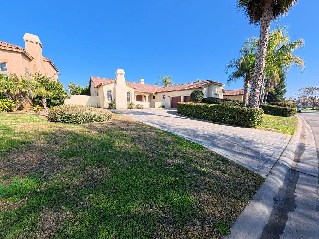 8800 Laguna Dr photo 1