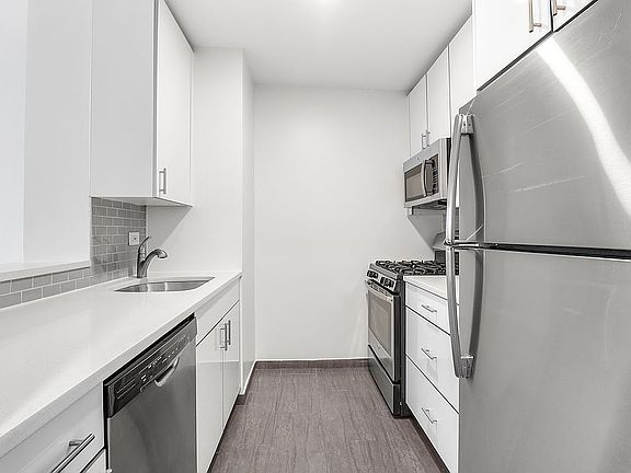 4th image of 520 W 43rd St APT 17G