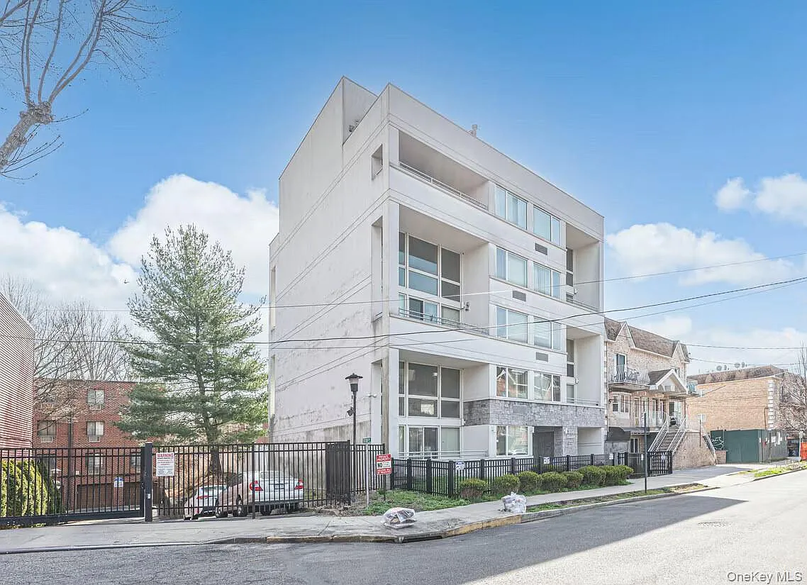 Building Photo - 71-57 161st St #5B
