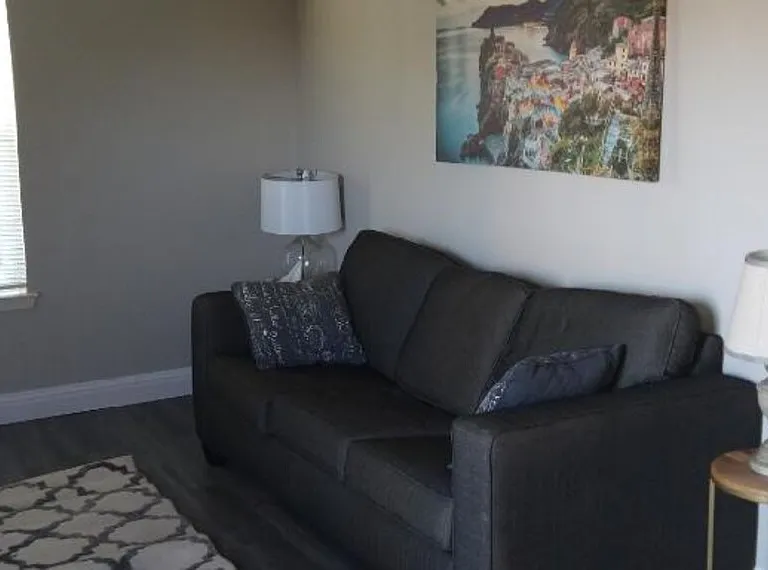 612 Londonderry Ln — Photo 4