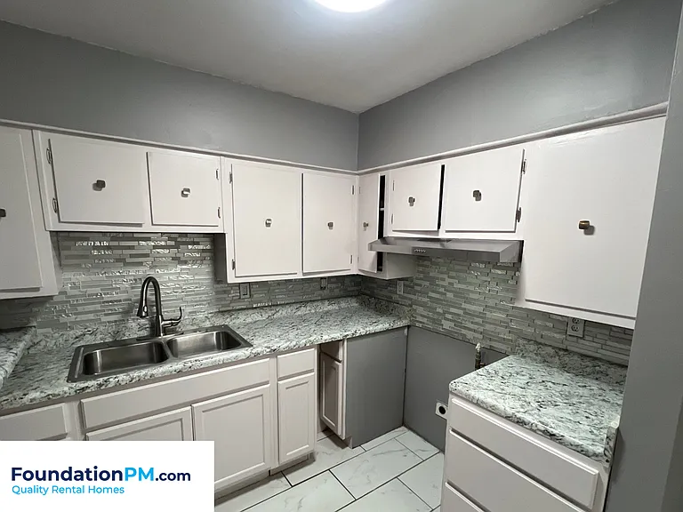 2412 Gentry Ave — Photo 3