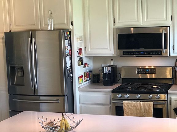 Home comes w/ Refrigerator