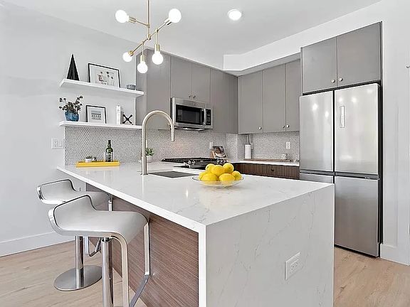 5th image of 274 Duncan Ave Floor 2