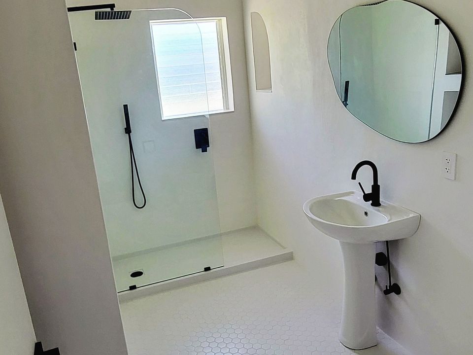 Tadelakt plaster walls. Bathroom #2.