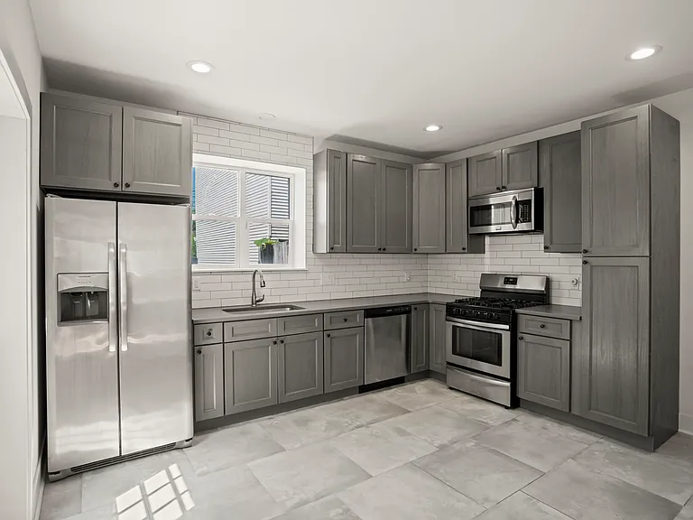 2706 E Somerset St — Photo 9