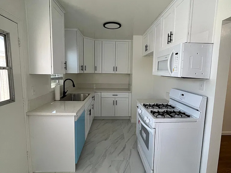 323 E Valencia Ave #B — Photo 6