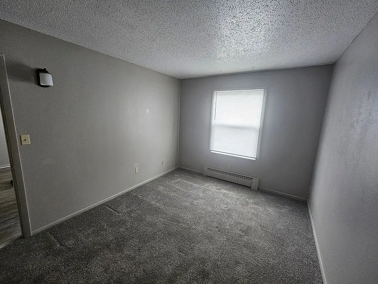307 N Prairieview Rd — Photo 5