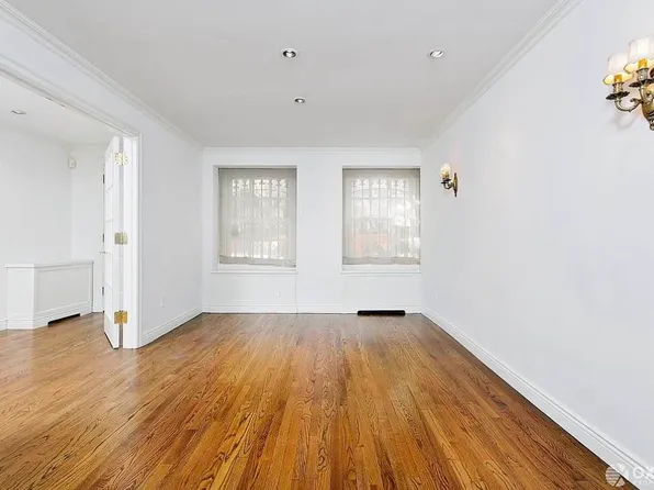 325 East 50th Street image 6 of 13