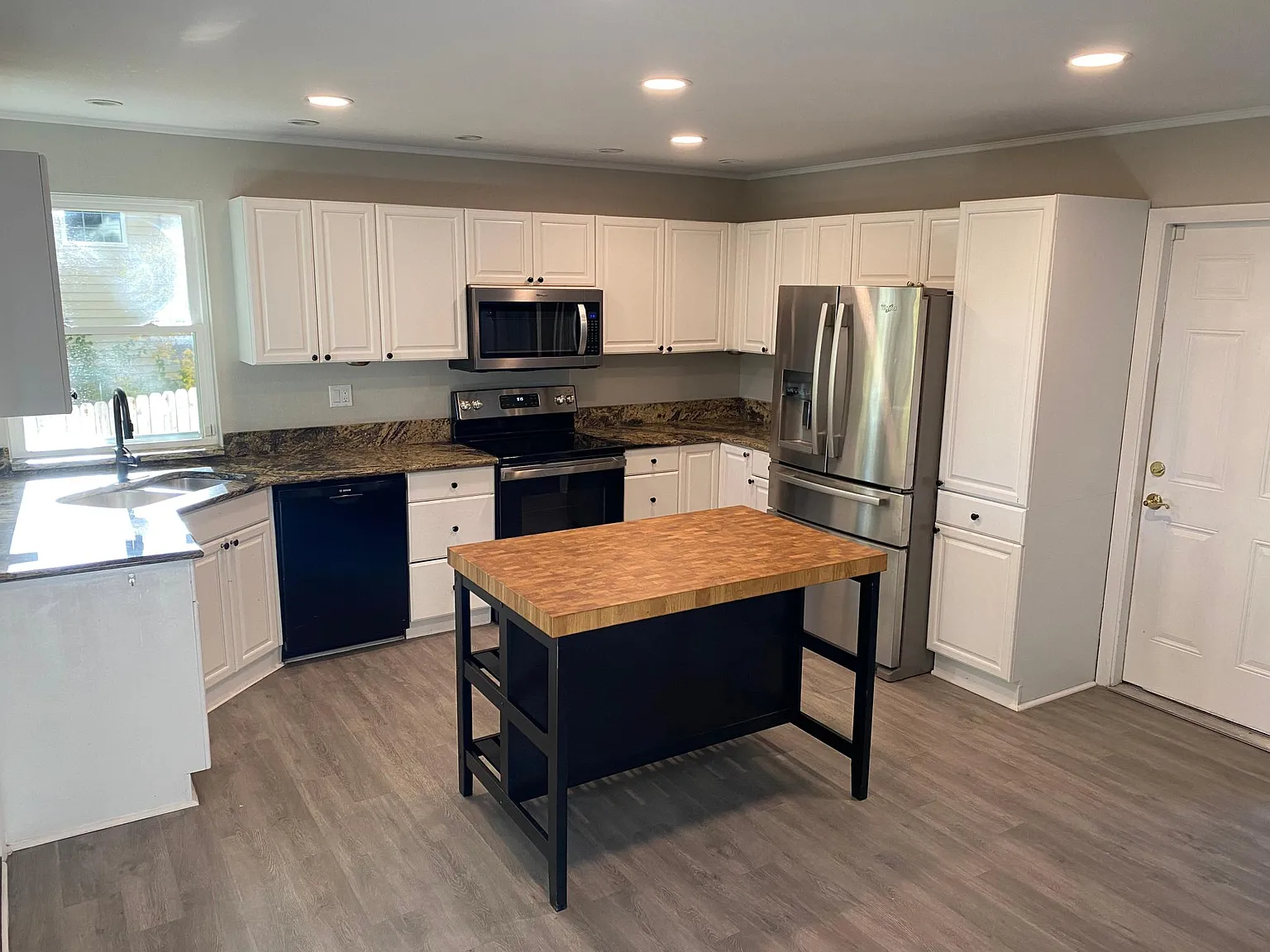 4 bed, 2857 sqft, $3,650 — Photo 2