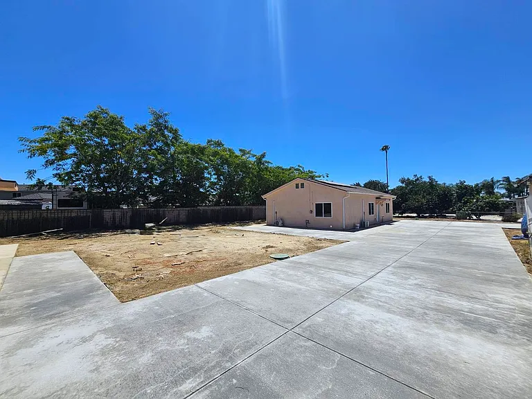 11821 Pipeline Ave #1 — Photo 23