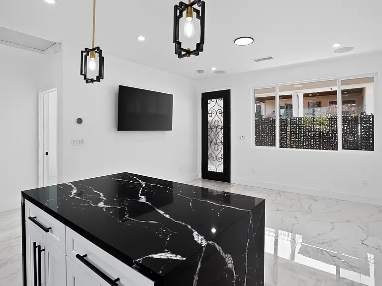 2219 Belmont Ln — Photo 14
