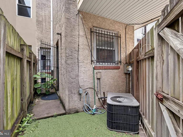 2645 Bainbridge St — Photo 10