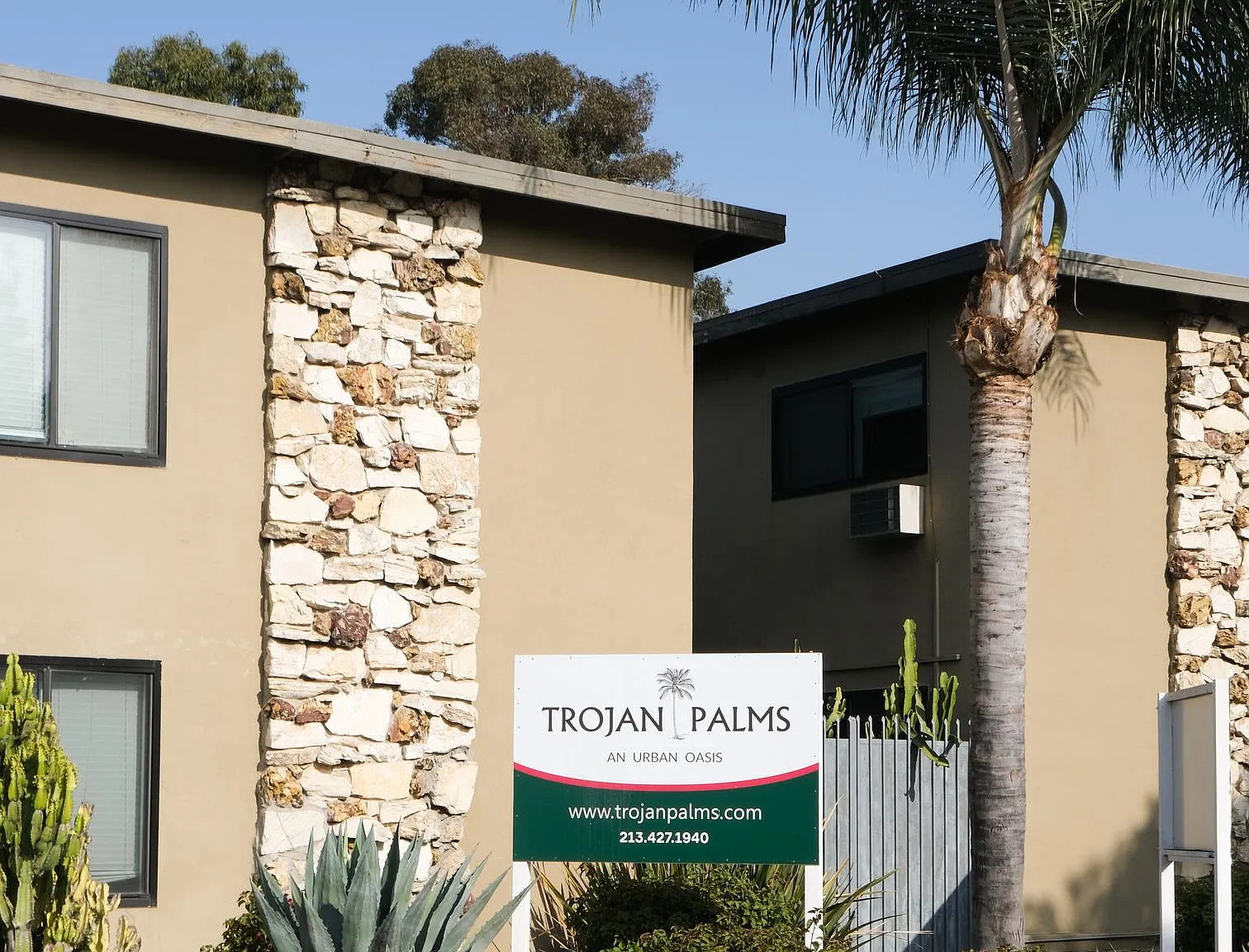 Trojan Palms — Photo 4