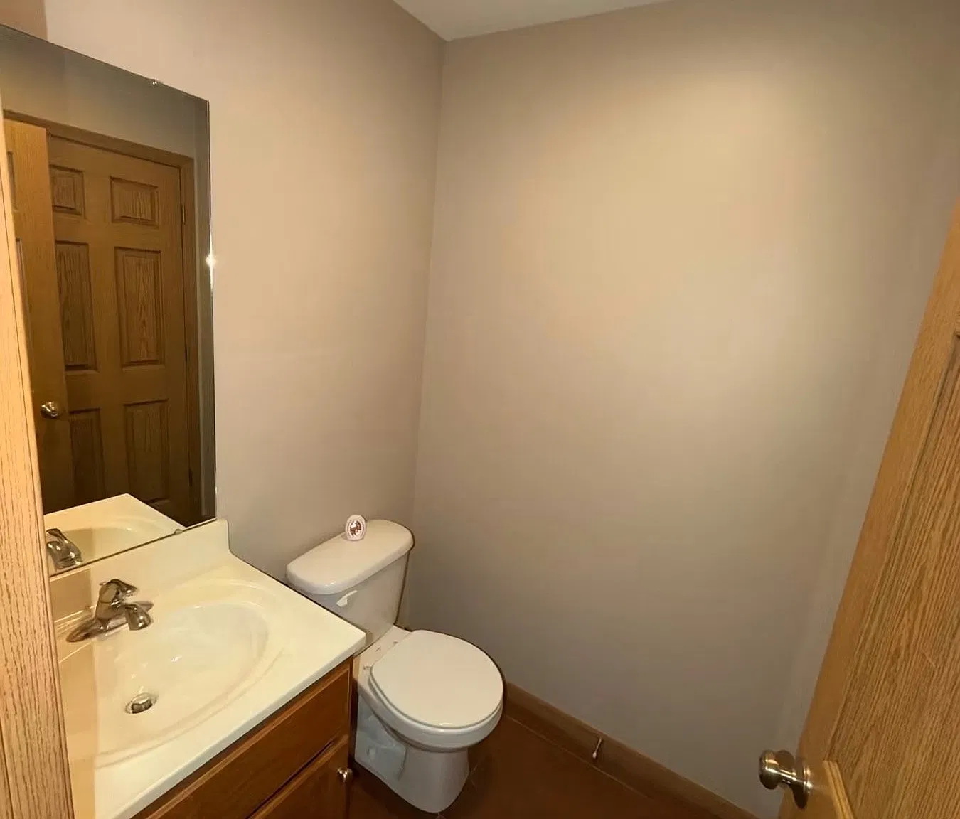 This 2-bedroom, 1.5-bath apartment at 400 E Washington, Apartment 2 offers a comfortable place to ca — Photo 4