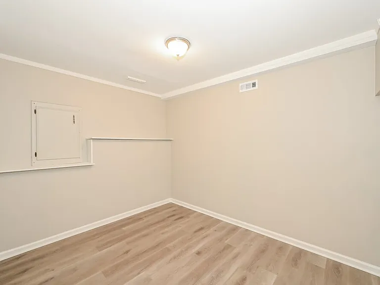 1126 Poplar Hollow Rd — Photo 9