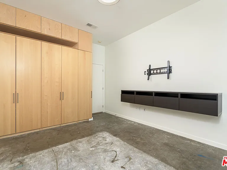 630 W 6th St #207 — Photo 25