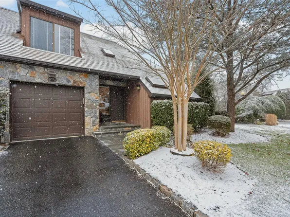 23 Fox Run, Roslyn Heights, NY 11577