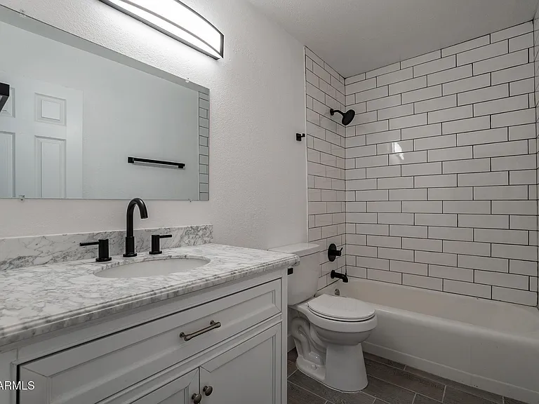 536 W 18th St — Photo 34
