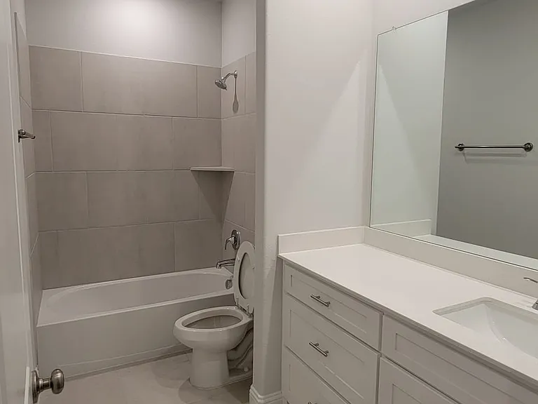 913 Amenduni Ln — Photo 13