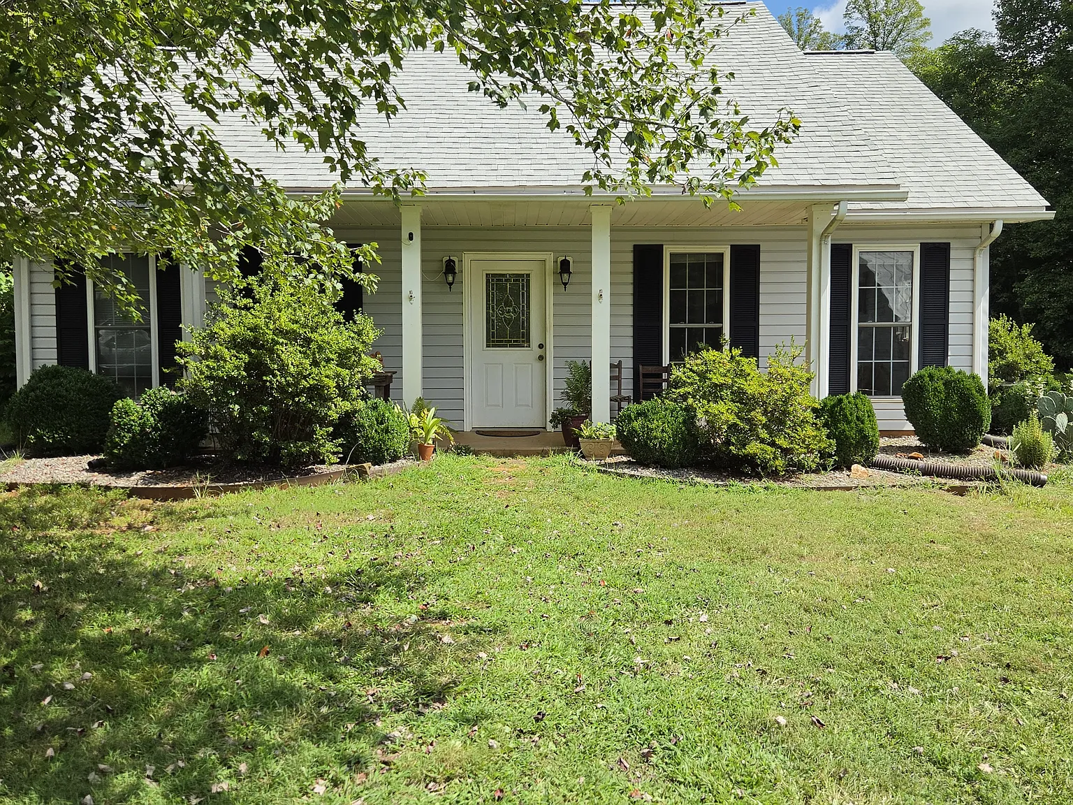 3 bed, 1200 sqft, $1,600 — Photo 1