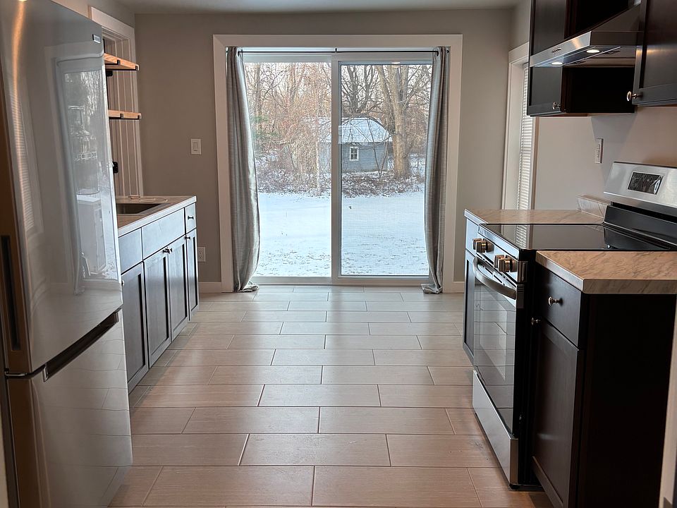 1st image of 46 Thatcher St Floor 1