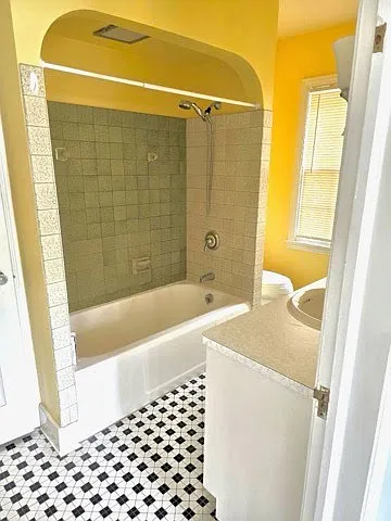 1014 W Grand Ave — Photo 4