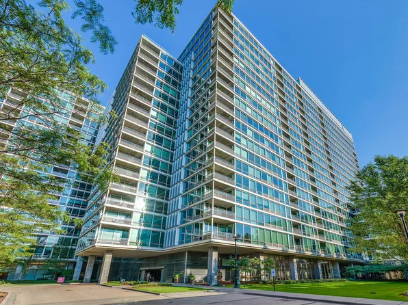 9715 Woods Dr Unit 807, Skokie, IL 60077