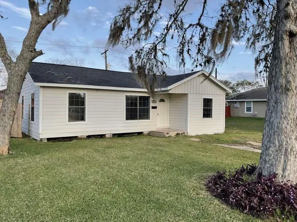 135 Huisache St, Lake Jackson, TX 77566