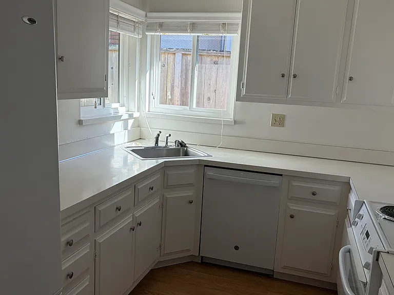 1355 Palos Verdes Dr — Photo 3