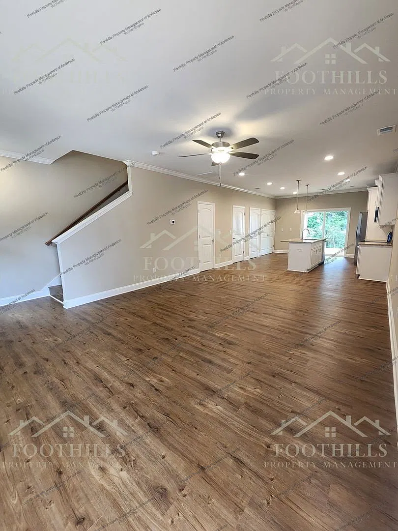 3 bed, 2.5 bath, 1420 sqft, $1,550 — Photo 3