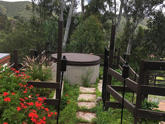 pathway to Jacuzzi (tenant maintains and cleans)