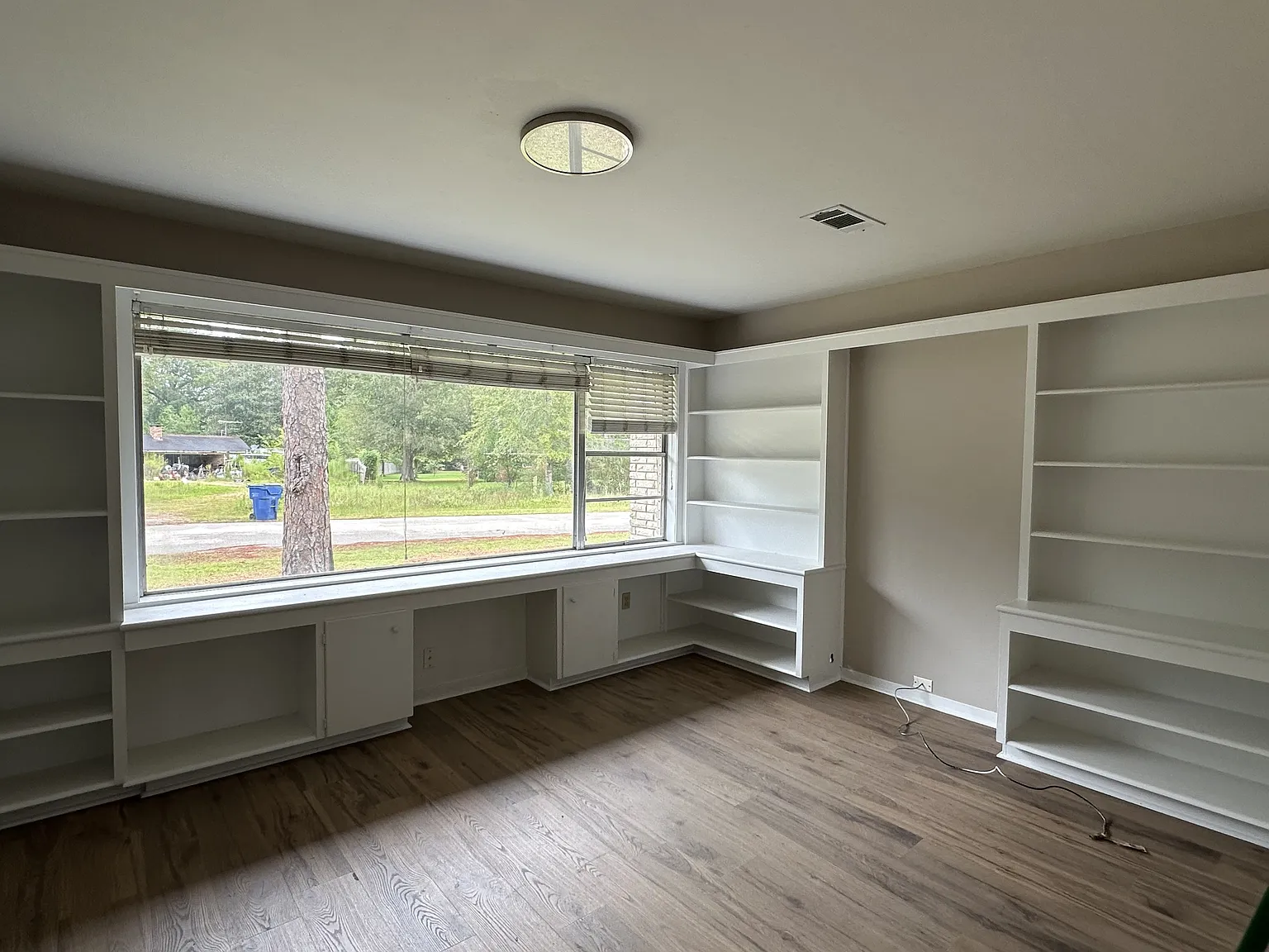 301 Pinewood - 1 — Photo 3