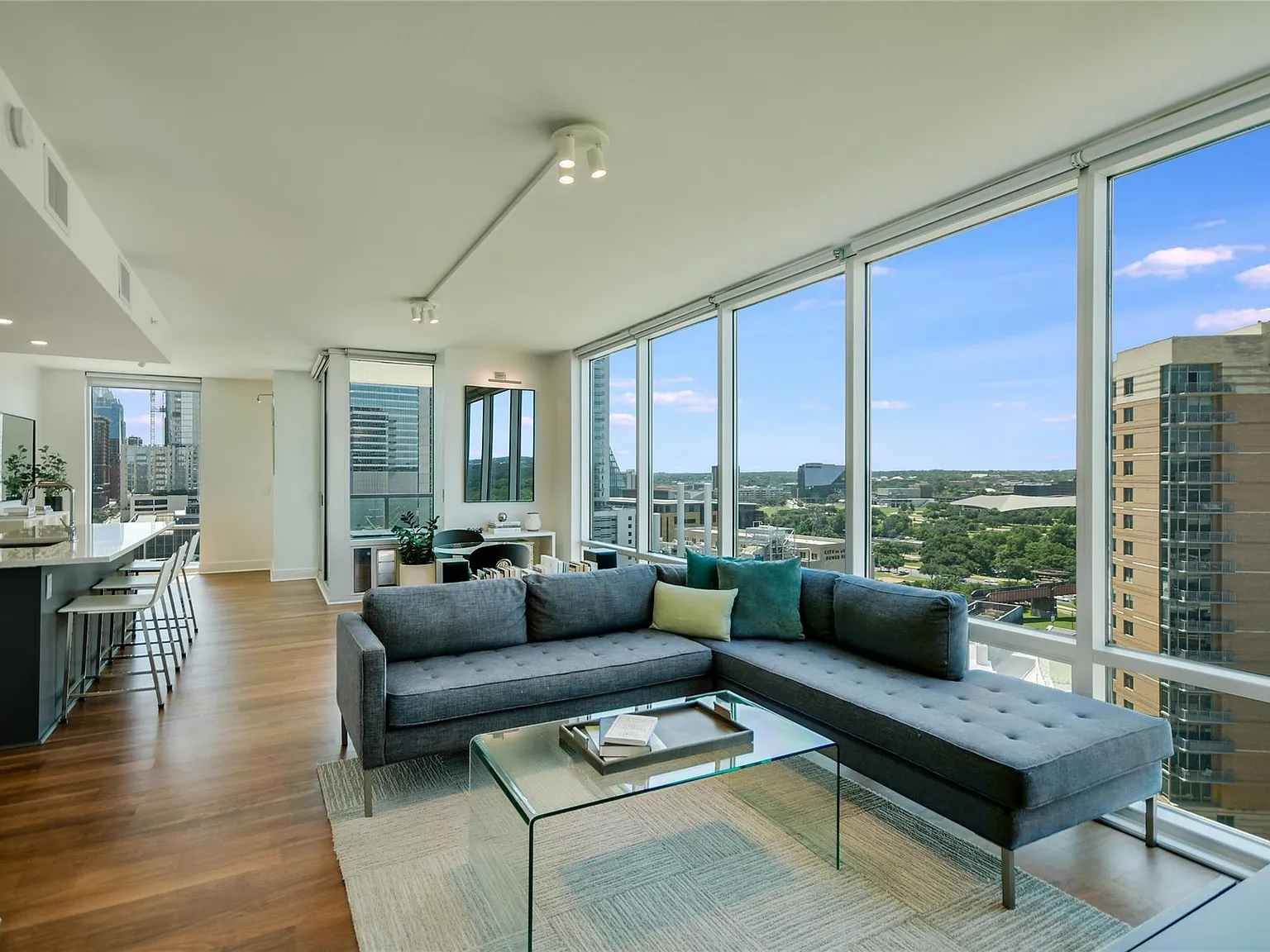 2 bed, 3.0 bath, 1687 sqft, $6,400 — Photo 2