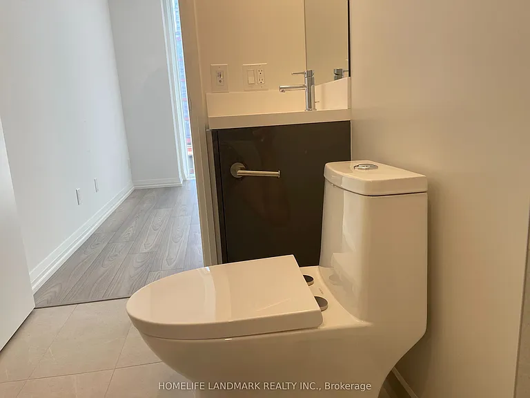 400 King St W #604 — Photo 13