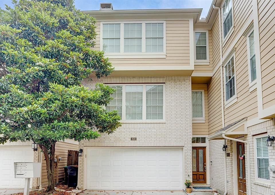 Incredible opportunity to make this highly sought after location your own. End unit is private and convenient. Location is one of the best in the city near Memorial Park, Washington Ave, Downtown proximity, and easy access to Med Center, Museum Distr