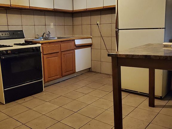 4th image of 944 N Waller Ave #2