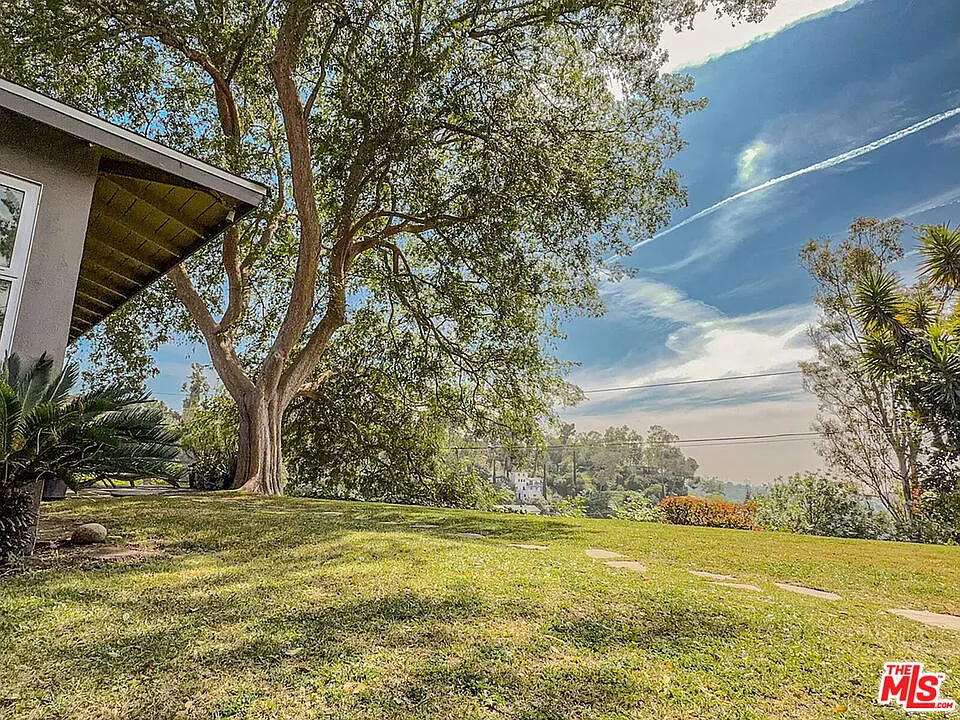 2 bed, 1.0 bath, 1340 sqft, $5,595 — Photo 3