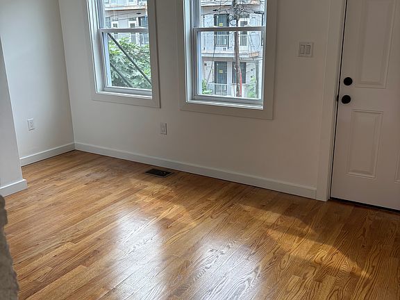 2nd image of 1010 18th St NE APT 1
