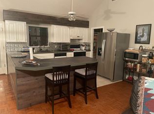 31400 River Pines Dr, Springfield, LA 70462