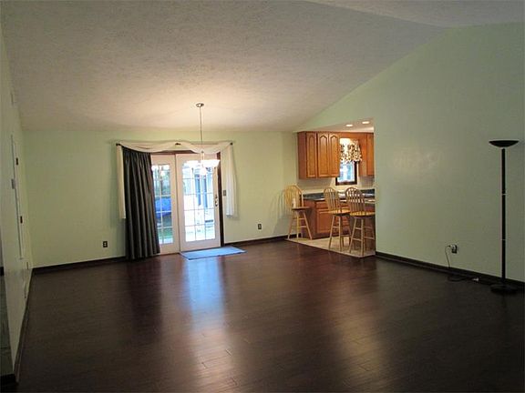 4th image of 137 Riverchase Dr