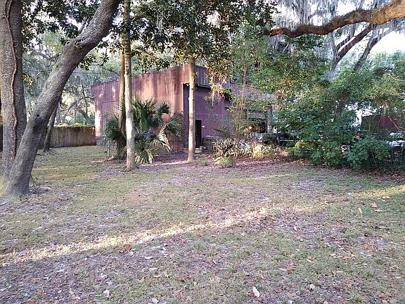 Huge older 3 car garage on back