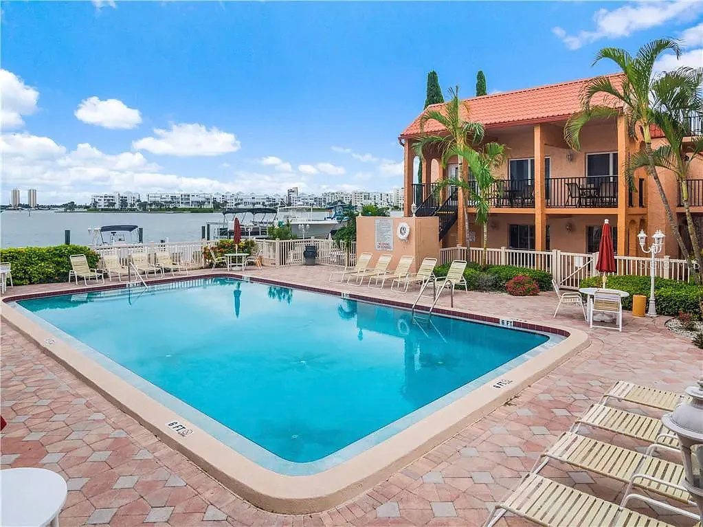 2 bed, 890 sqft, $2,700 — Photo 2