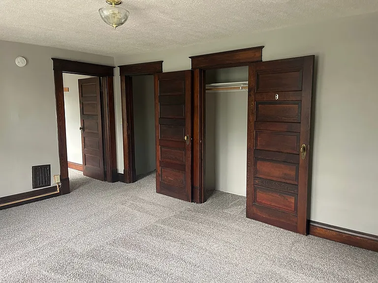 Wallace Ave Duplex — Photo 15