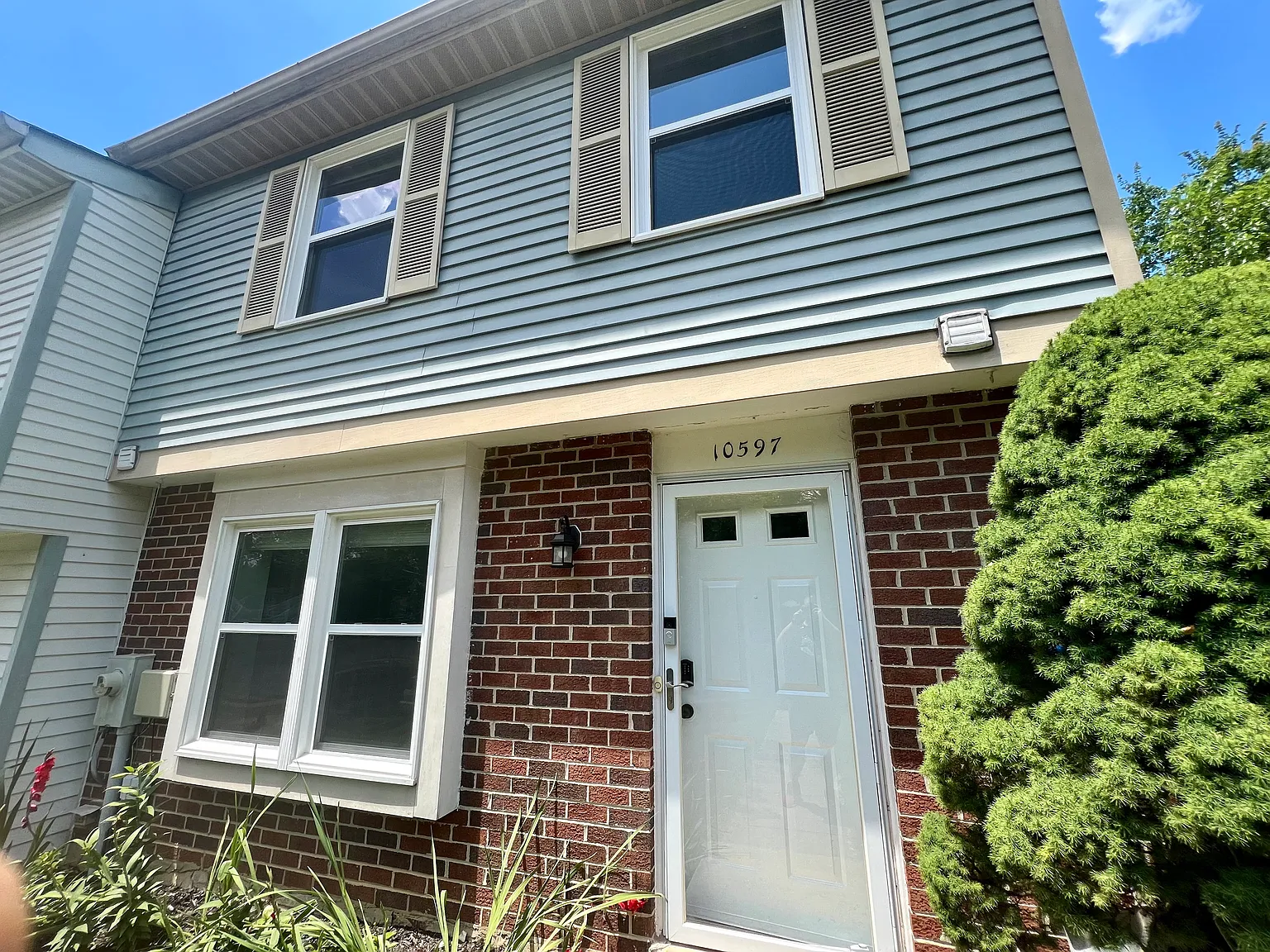 3 bed, 2.5 bath, 1220 sqft, $2,600 — Photo 2