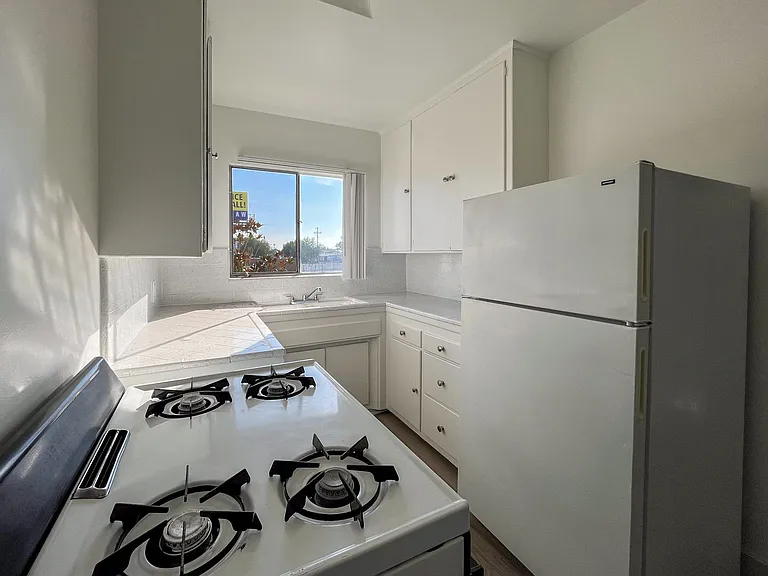 5919-5925 Crenshaw Blvd — Photo 5