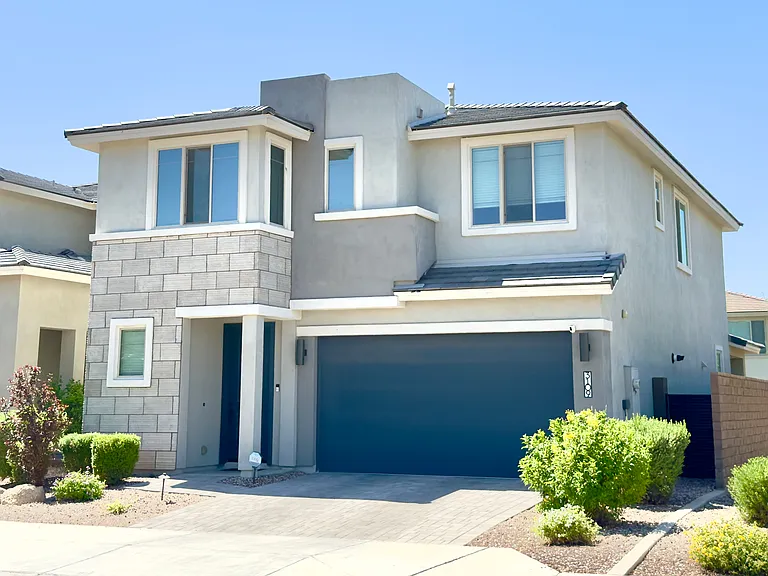 3109 E Louise Dr — Photo 2