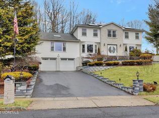 23 Country Oaks Dr, Manalapan, NJ